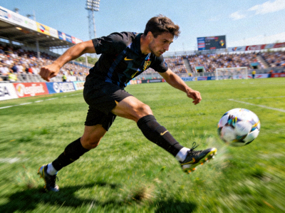 高清足球比赛直播画面截图，球员正在射门