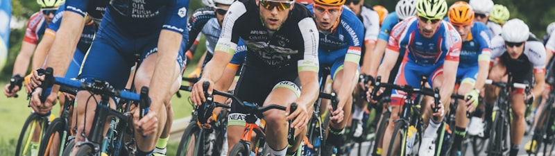 欧冠联赛新闻配图，展示球场夜景和球迷