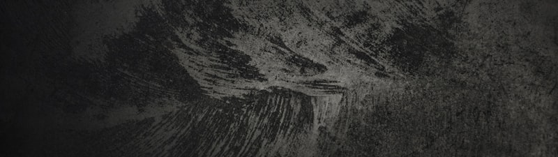 电竞比赛现场高清照片，选手在聚光灯下专注操作