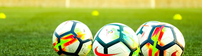 现代体育场馆内部高清实拍图，展示巨大屏幕和观众席