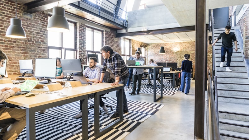 BG真人官方网站团队合影照片，背景为现代化办公室