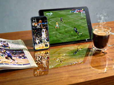 手机和平板同时播放不同体育赛事的照片