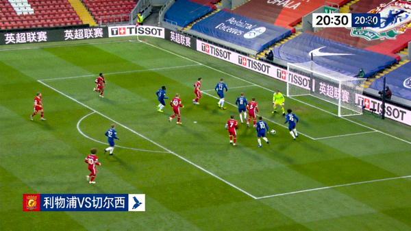 英超联赛直播画面截图，展示球场全景和球员跑位